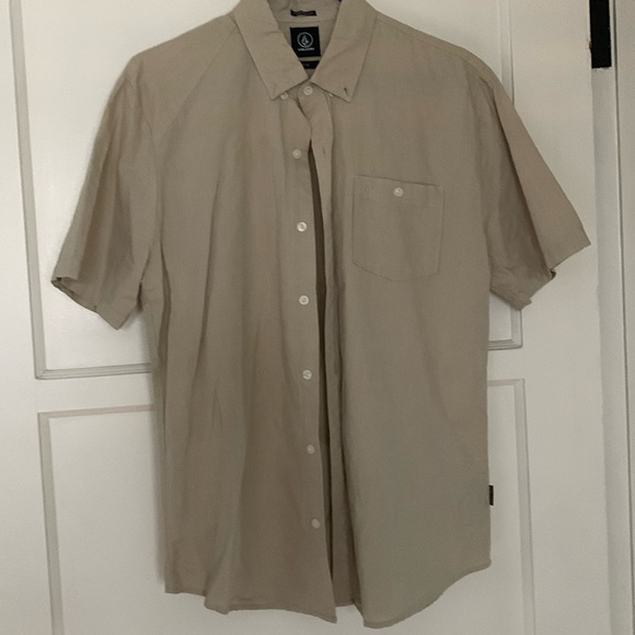 Button down short sleeved khaki tan medium Volcom tee shirt - Picture 1 of 4